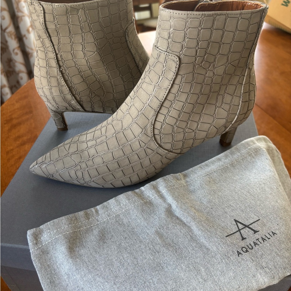 NWT Aquatalia Light Grey Croco Embossed Boots
